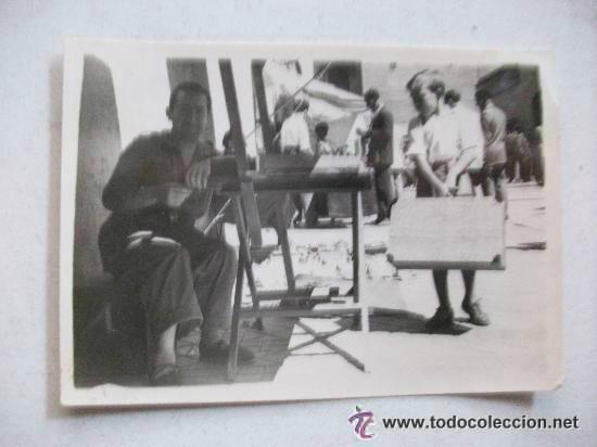 Fotograf&iacute;a antigua: FOTO RARA DE UN TIO EN UN PUESTO AMBULANTE ( MERCADILLO ) Y UN NI&Ntilde;O CON MALETA .. 5,5 x 7,5 cm