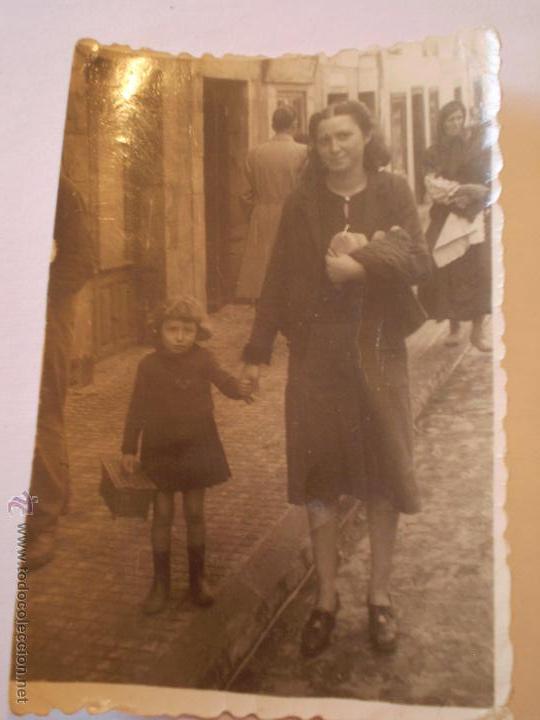 Fotografia antica: ANTIGUA FOTOGRAFIA DE MUJER CON PANES Y NI&Ntilde;A CON CESTA DE MIMBRE.A&Ntilde;OS 40