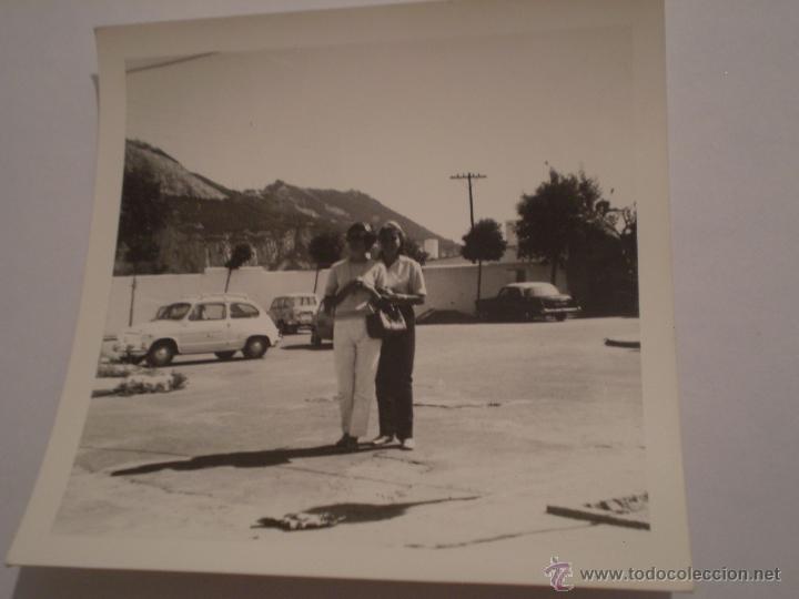 Fotograf&iacute;a antigua: ANTIGUA FOTOGRAFIA DE CHICAS EN UN APARCAMIENTO CON SEAT 600.A&Ntilde;OS 60.