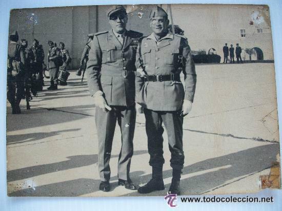 Fotograf&iacute;a antigua: FOTO DE DOS OFICIALES DE LA LEGION, UNO CON CHAPIRI Y EL OTRO CON TERESIANA. A&Ntilde;OS 60. 12 X 18 CM.