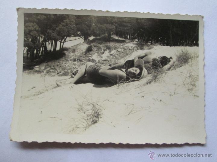 Fotograf&iacute;a antigua: PAREJA EN LA ARENA - COUPLE IN THE SAND - COUPLE dans le sable