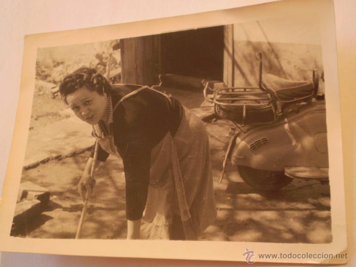 Fotograf&iacute;a antigua: ANTIGUA FOTOGRAFIA DE MUJER BARRIENDO CON VESPA AL FONDO.A&Ntilde;OS 60