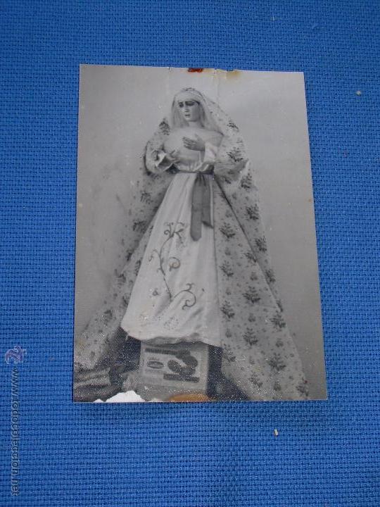 Photographie ancienne: CURIOSA FOTOGRAFIA DE UNA VIRGEN COLOCADA SOBRE UNA CAJA DE GALLETAS CUETARA - 8.5X6.5 CM.
