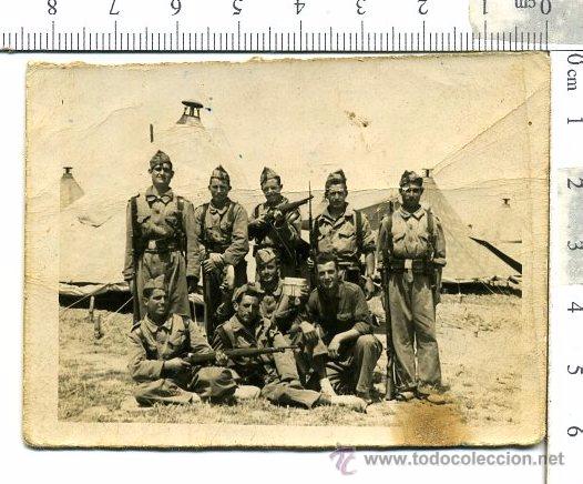 Fotograf&iacute;a antigua: FOTOGRAFIA MILITAR, SOLDADOS DE CAMPAMENTO, CORREAGE, MAUSER... A&Ntilde;O 1955