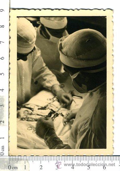 Photographie ancienne: FOTOGRAFIA , MEDICOS REALIZANDO UNA INTERVENCION QUIRURGICA. FOTO X ALHUCEMAS
