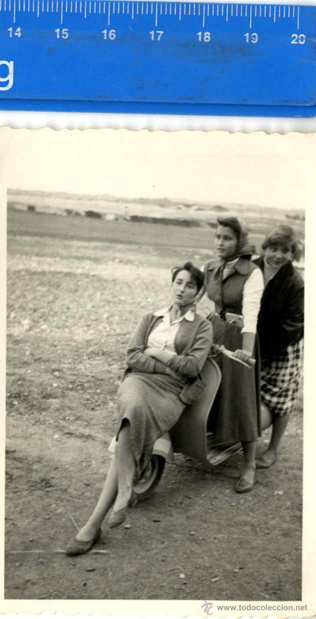 Fotograf&iacute;a antigua: VESPA DETALLES JOVENES Y VESPA A&Ntilde;OS CINCUENTA