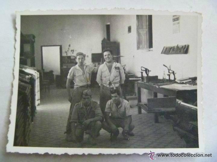 Fotograf&iacute;a antigua: LA LEGION : SOLDADOS LEGIONARIOS EN EL TALLER DE ARMAMENTO .. 6,5 x 8,5 cm