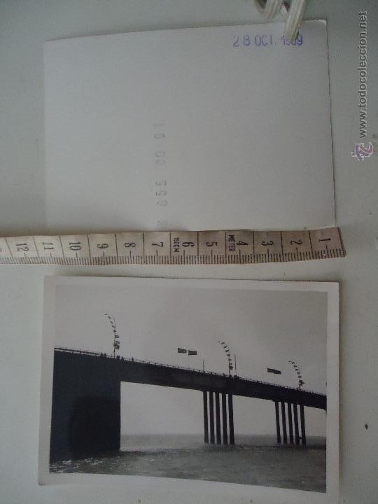 Photographie ancienne: ANTIGUA FOTOGRAFIA CADIZ INAUGURACION DEL PUENTE CARRANZA BARCO CADIZ 28 OCT 1969