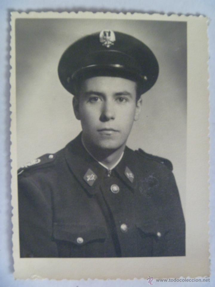 Photographie ancienne: FOTO DE ESTUDIO DE MILITAR DE INFANTERIA , &iquest; CUARTEL GENERAL DEL EJERCITO ?, EPOCA DE FRANCO