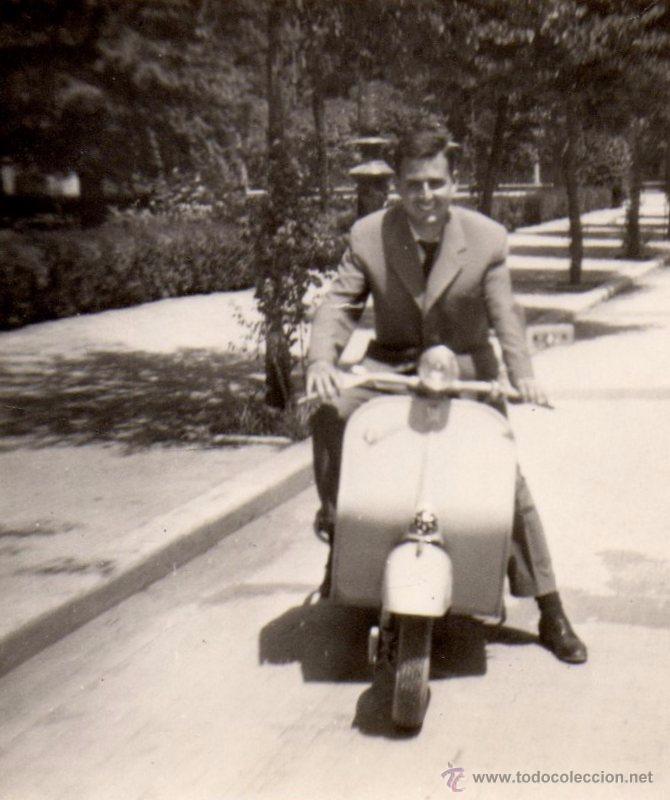 Fotograf&iacute;a antigua: ANTIGUA FOTOGRAFIA  PASEO EN VESPA, 58X67 MM