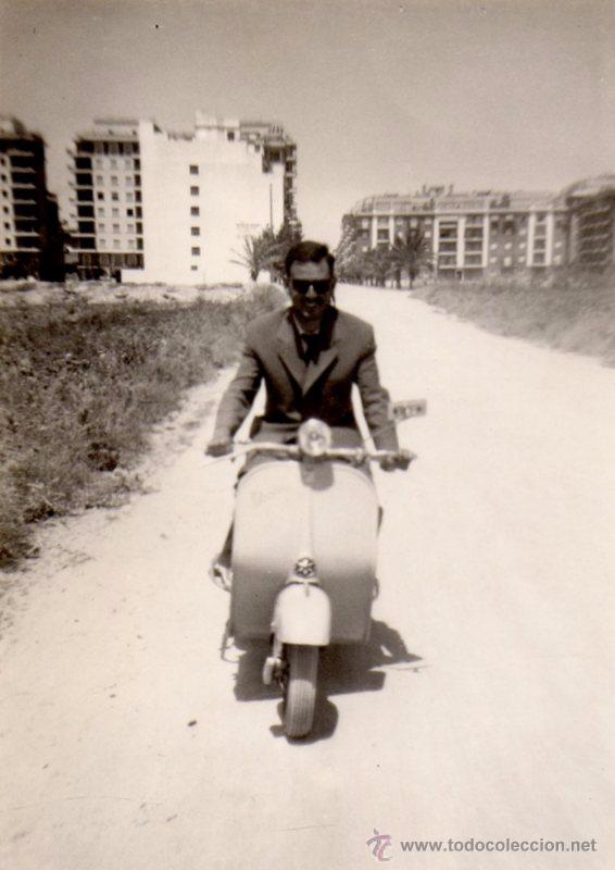 Fotograf&iacute;a antigua: ANTIGUA FOTOGRAFIA , 1956, PASEO EN VESPA , 66X94 MM