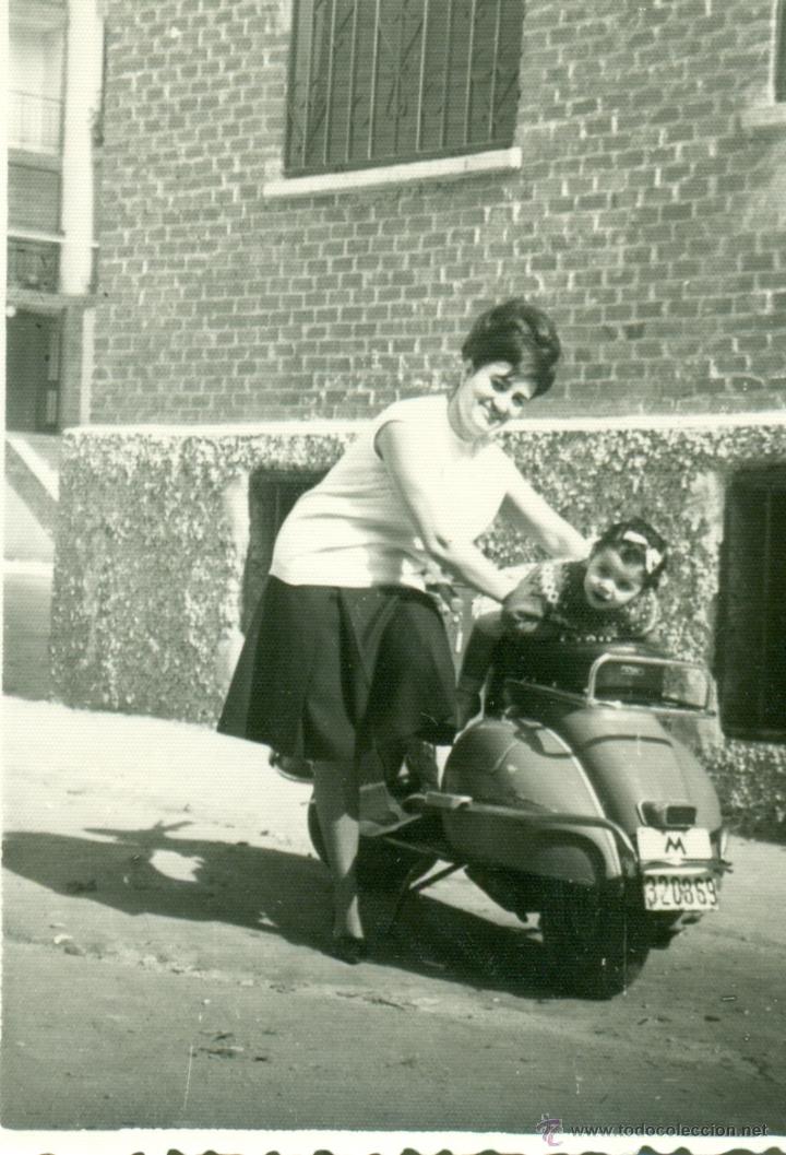 Fotograf&iacute;a antigua: SE&Ntilde;ORA CON NI&Ntilde;A EN UNA MOTO VESPA. HACIA 1960.