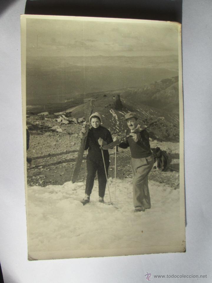 Fotograf&iacute;a antigua: PAREJA ESQUIANDO. Couple skiing, Couple ski
