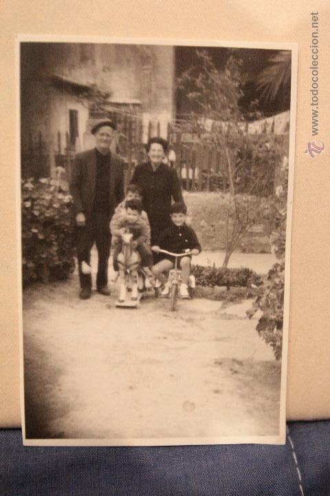 Alte Fotografie: FOTOGRAF&Iacute;A ABUELOS CON SUS NIETOS, BICI Y CABALLO DE JUGUETE, EN ALCOY