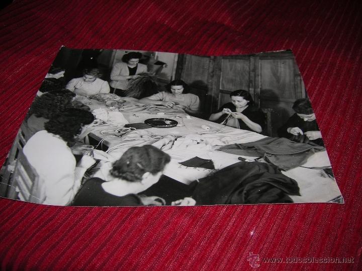 Fotograf&iacute;a antigua: Fotografia de modistas trabajando.Foto Romani