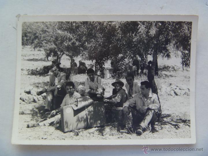 Fotograf&iacute;a antigua: FOTO DE GRUPOS DE HOMBRES CON MALETAS DEBAJO DE UNOS OLIVOS