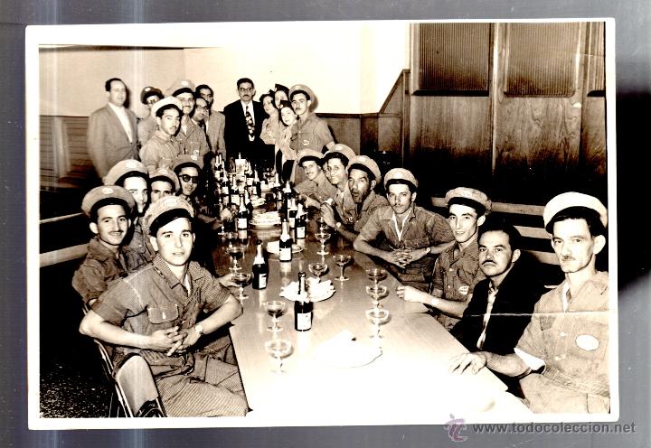 Alte Fotografie: CUBA. FOTOGRAFIA DE TRABAJADORES DE LA ESSO EN UN EVENTO. FOTO MENCI&Oacute;. 17 X 11CM. LA HABANA, 1952.