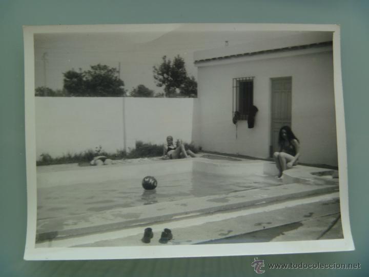 Fotografia antica: FOTO DE MUCHACHAS EN BA&Ntilde;ADOR Y BIQUINI EN LA PISCINA