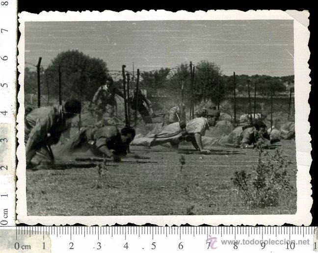 Fotograf&iacute;a antigua: FOTOGRAF&Iacute;A MILITAR. SOLDADOS DE MANIOBRAS ATRAVESANDO LAS ALAMBRADAS