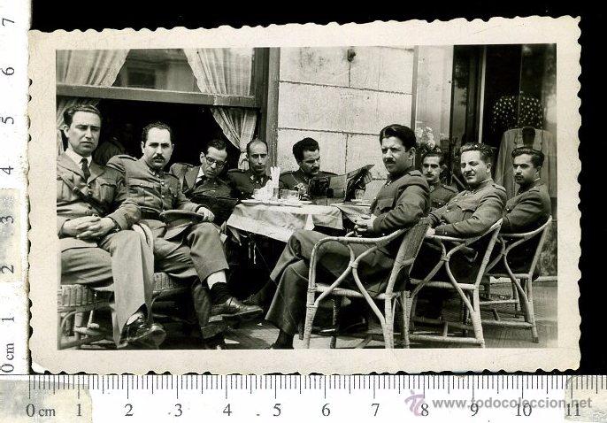 Fotograf&iacute;a antigua: FOTOGRAF&Iacute;A MILITAR. OFICIALES DE ARTILLER&Iacute;A EN LA TERRAZA DE UN BAR