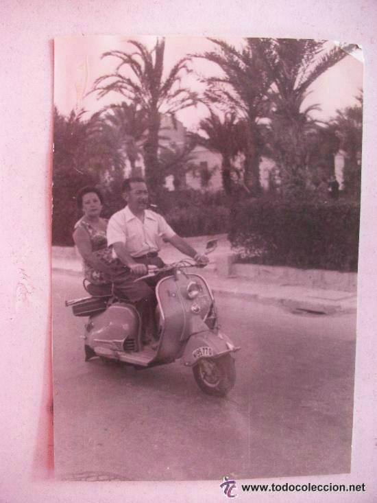 Fotograf&iacute;a antigua: FOTO DE SE&Ntilde;ORES EN UNA MOTO VESPA .. 6,5 X 9,5 cm