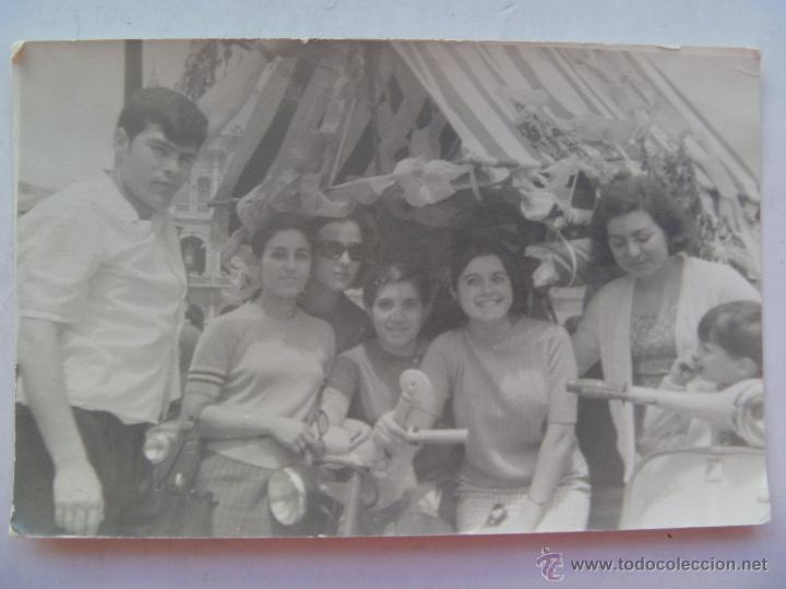 Fotograf&iacute;a antigua: JOVES DE ROMERIA , HAY MOTO VESPA Y CARRETA ENGALANADA DETRAS