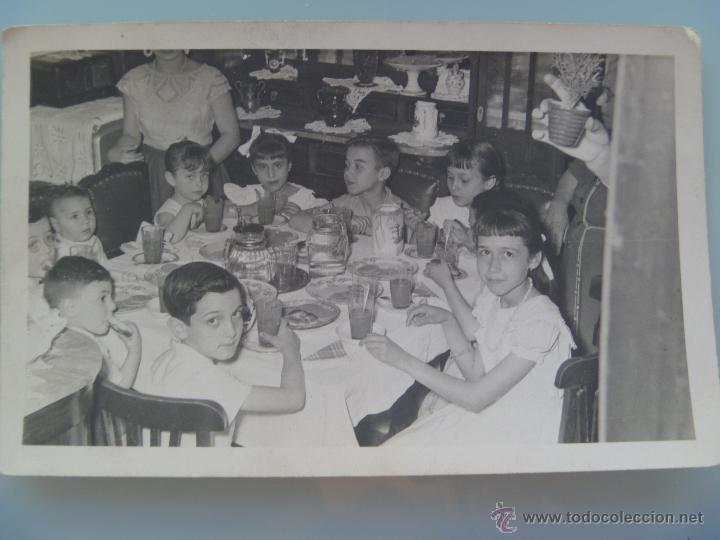 Fotograf&iacute;a antigua: FOTO DE NI&Ntilde;OS EN UNA MERIENDA . A&Ntilde;OS 60