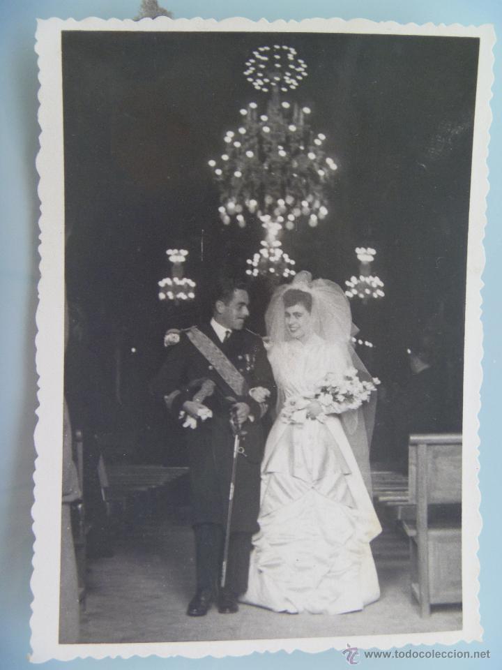 Fotograf&iacute;a antigua: FOTO BODA OFICIAL ARMADA , VETERANO GUERRA CIVIL CONDECORADO Y SABLE . A&Ntilde;OS 40