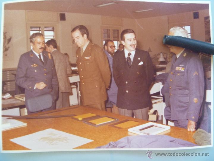 Fotograf&iacute;a antigua: MILITARES VISITAN CENTRO CARTOGRAFIO Y FOTOGRAFICO DEL AIRE . COMANDANTE EX DIVISION AZUL