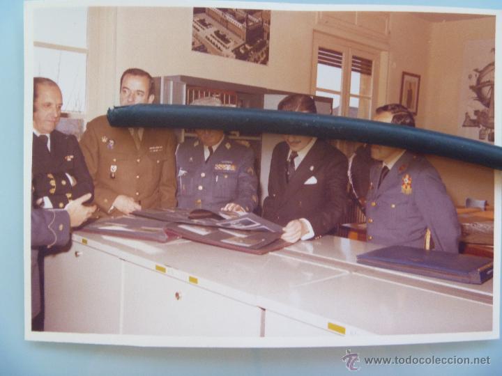 Fotograf&iacute;a antigua: MILITARES VISITAN EL CENTRO CARTOGRAFIO Y FOTOGRAFICO DEL AIRE. COMANDANTE EX DIVISION AZUL