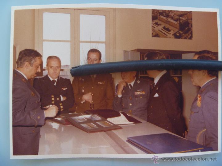 Fotograf&iacute;a antigua: MILITARES VISITAN EL CENTRO CARTOGRAFIO Y FOTOGRAFICO DEL AIRE. COMANDANTE EX DIVISION AZUL