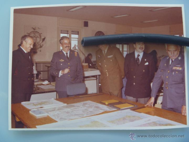 Fotograf&iacute;a antigua: MILITARES VISITAN EL CENTRO CARTOGRAFIO Y FOTOGRAFICO DEL AIRE. COMANDANTE EX DIVISION AZUL