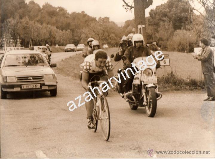 Fotograf&iacute;a antigua: ANTIGUA FOTOGRAFIA, VUELTA CICLISTA ESPA&Ntilde;A,UNA ESCAPADA,240X180MM