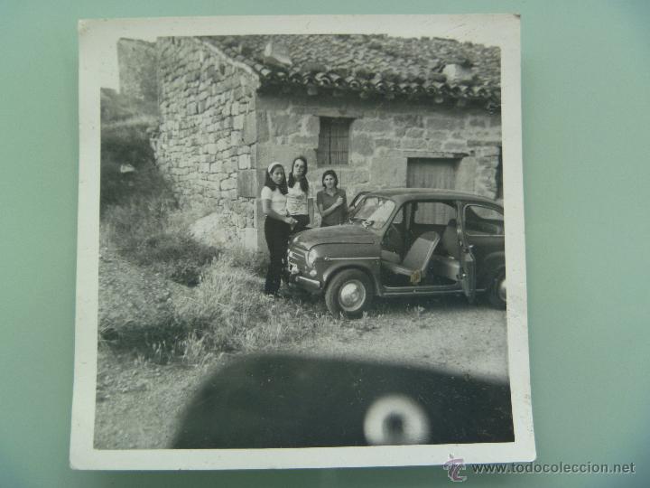 Fotograf&iacute;a antigua: FOTO DE MUCHACHAS CON SEAT 600 , SEITA