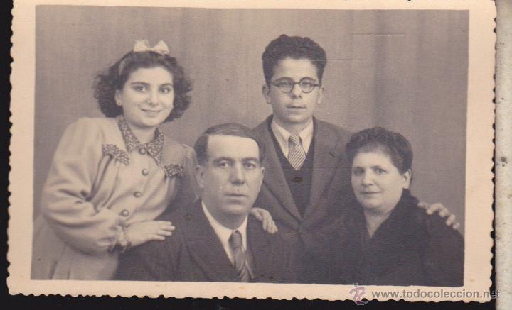 Fotograf&iacute;a antigua: RETRATO DE FAMILIA ,,A&Ntilde;O 1945,,,FOTOGRAFIA BLANCO Y NEGRO