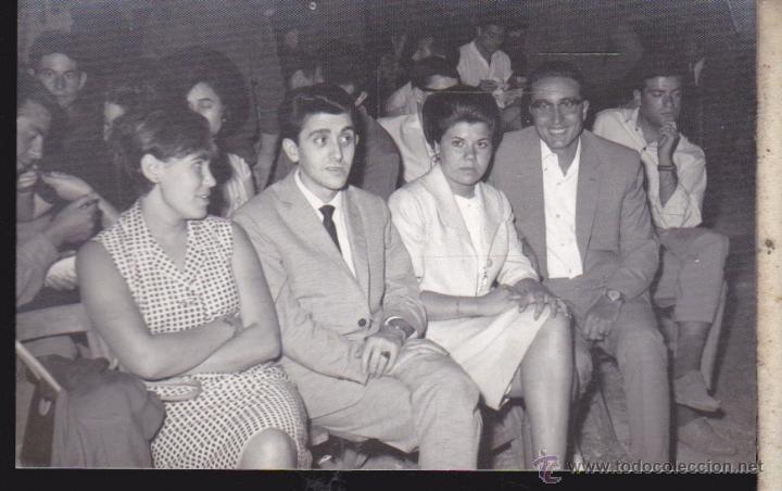 Fotograf&iacute;a antigua: DOS PAREJAS,,A&Ntilde;OS 50,,,FOTOGRAFIA BLANCO Y NEGRO