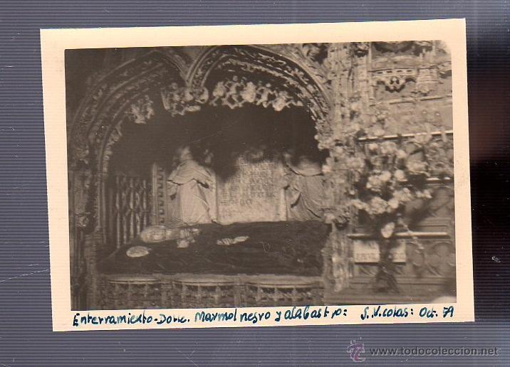 Fotografia antica: ANTIGUA FOTOGRAFIA. SAN NICOLAS. ENTERRAMIENTO DOBLE. MARMOL NEGRO Y ALABASTRO. 11 X 8CM.