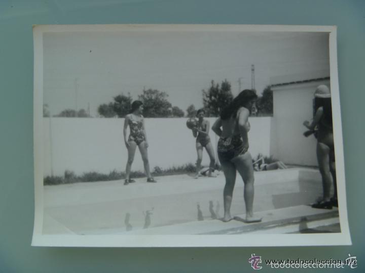 Fotografia antica: FOTO DE MUCHACHAS EN BA&Ntilde;ADOR Y BIQUINI EN LA PISCINA .