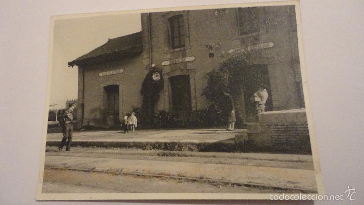 Fotograf&iacute;a antigua: ANTIGUA FOTOGRAFIA.FAMILIA FRENTE A ESTACION DE FERROCARRIL.1960.