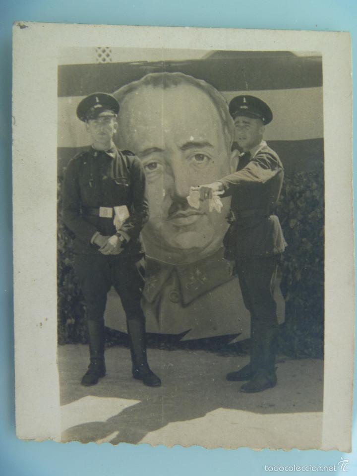Antique Photography: CONDUCTORES DEL RGTO. AUTOMOVILES , CUADRO DE FRANCO . FUENCARRAL, 1943
