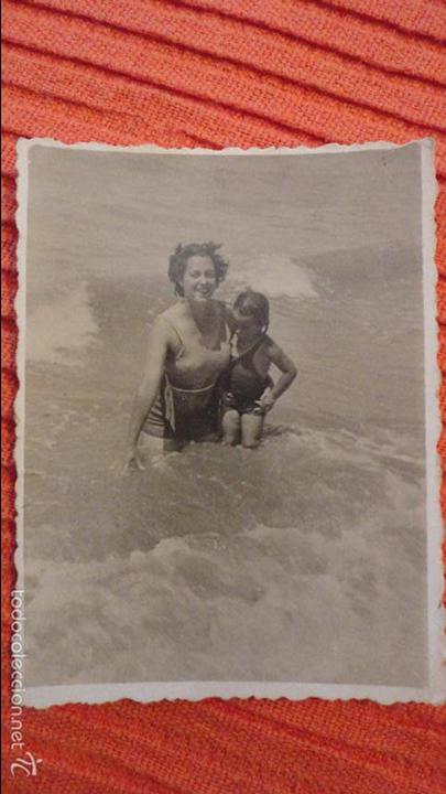 Fotograf&iacute;a antigua: ANTIGUA FOTOGRAFIA.MUJER CON NI&Ntilde;A EN LA PLAYA.A&Ntilde;OS 40.