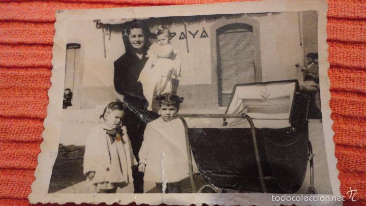 Fotograf&iacute;a antigua: ANTIGUA FOTOGRAFIA.MUJER CON NI&Ntilde;A.FRENTE A TIENDA PAYA? A&Ntilde;OS 50