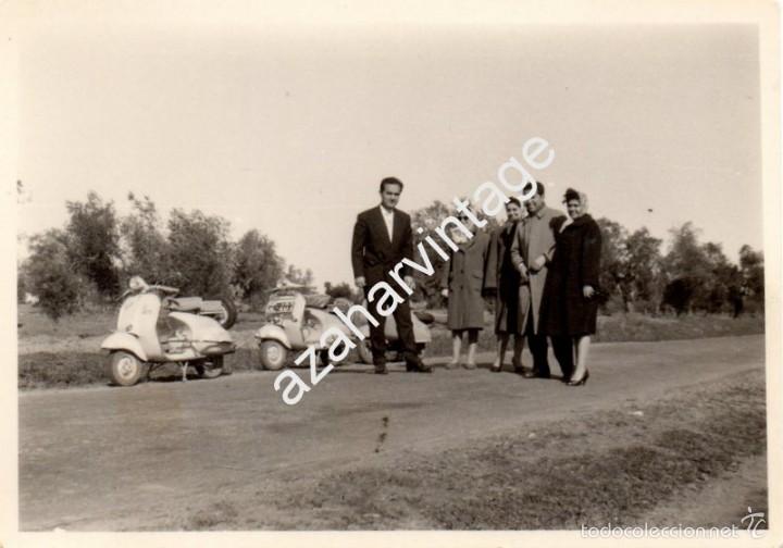 Fotograf&iacute;a antigua: ANTIGUA FOTOGRAFIA, VIAJE EN VESPA, UNA PARADA EN EL CAMINO,100X70MM