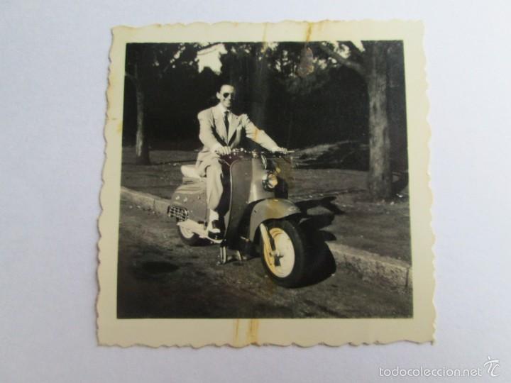 Fotograf&iacute;a antigua: HOMBRE MOTOCICLETA VESPA. MAN MOTORCYCLE SCOOTER. MAN MOTO SCOOTER.