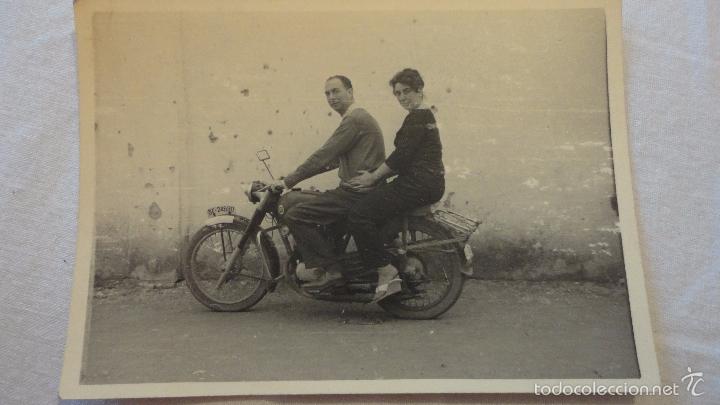 Fotograf&iacute;a antigua: ANTIGUA FOTOGRAFIA DE PAREJA EN MOTOCICLETA.MONTESA?A&Ntilde;OS 50?