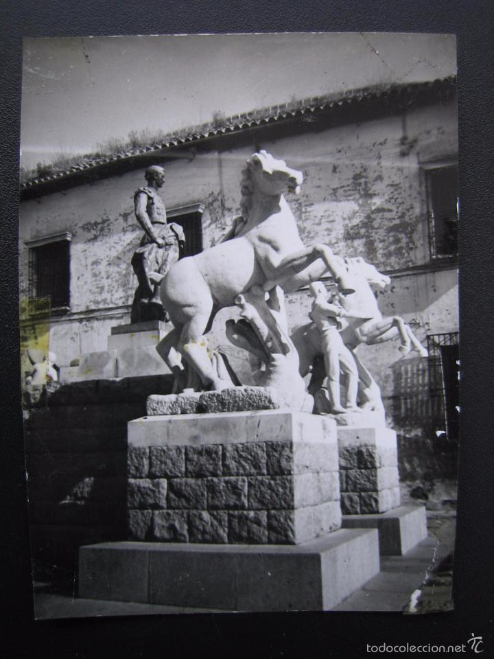 Fotograf&iacute;a antigua: FOTOGRAFIA TAURINA MONUMENTO A MANOLETE. CORDOBA 7,5X10 CM