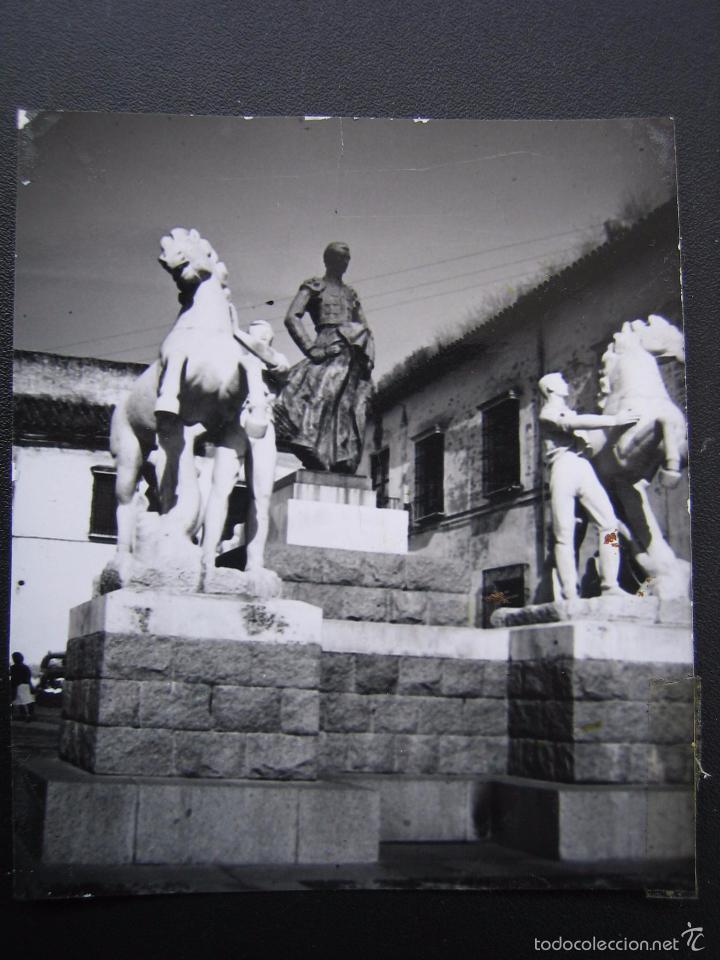 Fotograf&iacute;a antigua: FOTOGRAFIA TAURINA MONUMENTO A MANOLETE. CORDOBA 7X8,5 CM