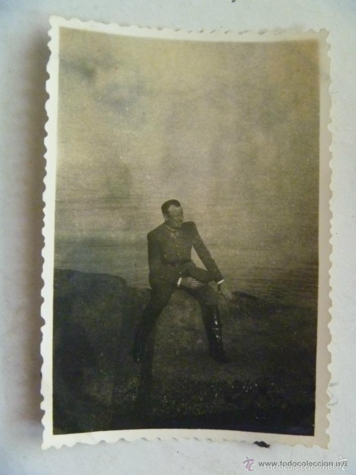 Fotograf&iacute;a antigua: MILITAR CON EMBLEMA PERMANENCIA EN LA LEGION Y MAR DE FONDO