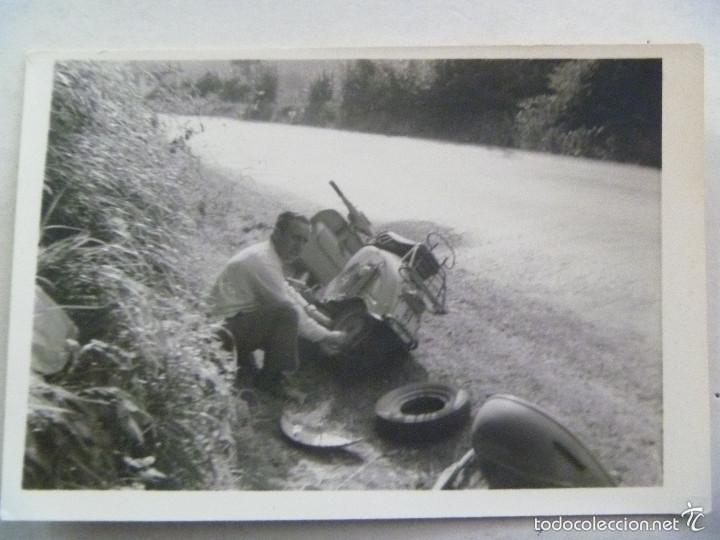 Fotograf&iacute;a antigua: FOTO DE UN TIO ARREGLANDO SU MOTO VESPA EN UNA CUNETA .... 7,5 x 11 cm