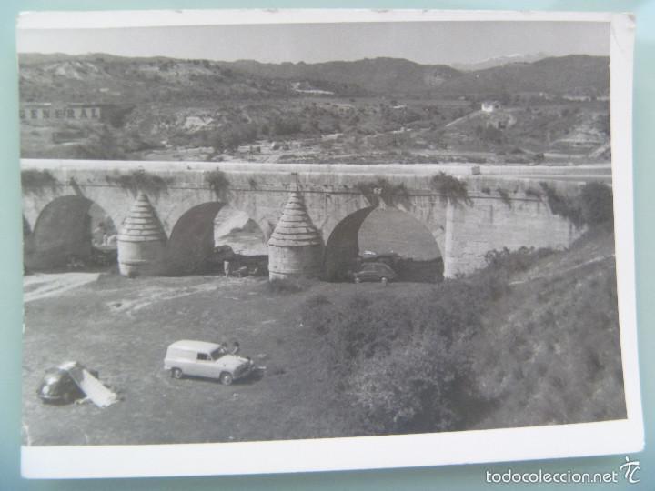 Fotograf&iacute;a antigua: RIO GUADARRAMA : PUENTE Y COCHES APARCADOS EN EL CAUCE , UN SEAT 600 EN PLAN CAMPING.